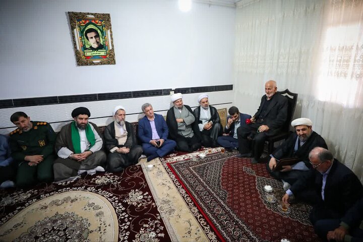 تصاویر / دیدار نماینده ولی فقیه در استان قزوین از خانواده شهید در شهر   اسفرورین