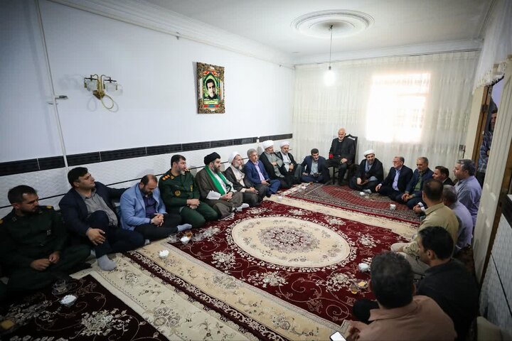 تصاویر / دیدار نماینده ولی فقیه در استان قزوین از خانواده شهید در شهر   اسفرورین