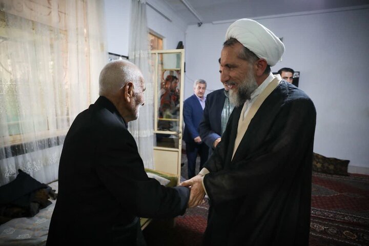 تصاویر / دیدار نماینده ولی فقیه در استان قزوین از خانواده شهید در شهر   اسفرورین