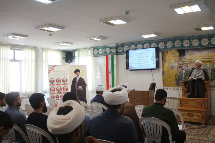 تصاویر/ چهل‌ و نهمین جلسه از سلسله‌ جلسات شرحی بر احادیث کتاب اصول کافی در مدرسه علمیه امام مهدی (عج) کرمان