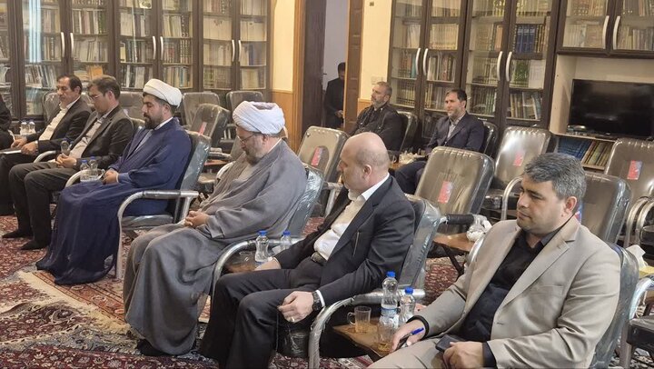 تصاویر/ جلسه ستاد توسعه و بازسازی عتبات عالیات با امام جمعه اردبیل