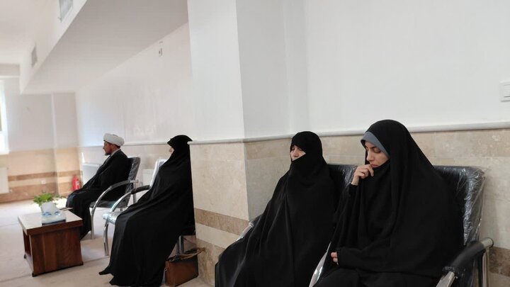 تصاویر/ نشست مدیر حوزه‌ علمیه خواهران آذربایجان غربی با طلاب مدرسه علمیه حضرت زینب کبری ارومیه