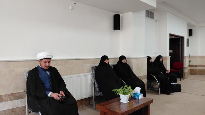 تصاویر/ نشست مدیر حوزه‌ علمیه خواهران آذربایجان غربی با طلاب مدرسه علمیه حضرت زینب کبری ارومیه
