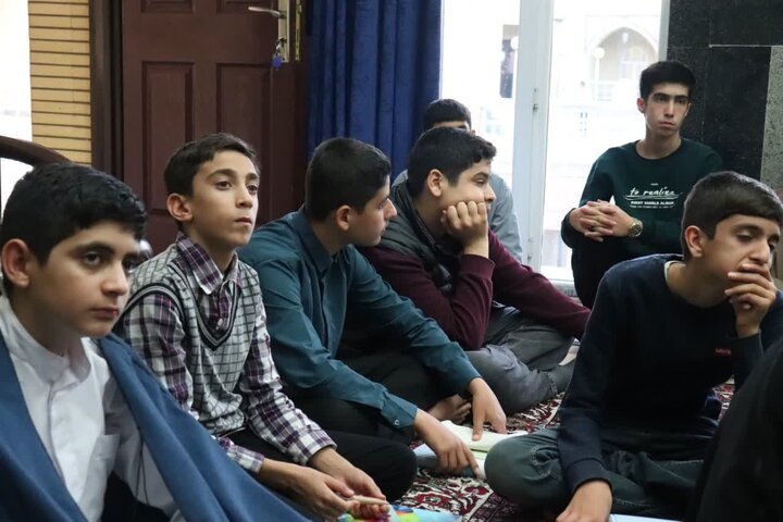 تصاویر/  نشست هفتگی طلاب پایه اول با مدیر مدرسه علمیه شهید امام خامنه ای ارومیه