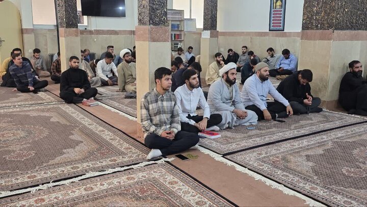 تصاویر/ نشست اخلاقی طلاب مدرسه علمیه امام خمینی (ره) ارومیه با محوریت هویت طلبگی