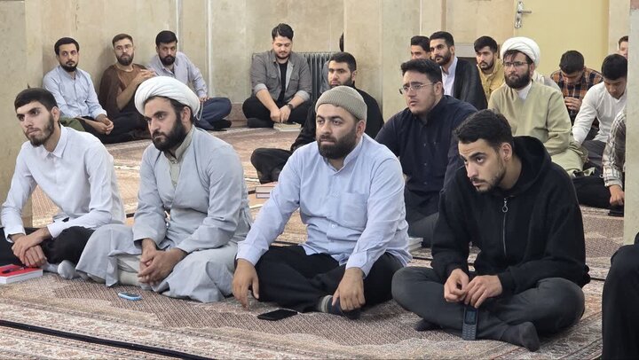 تصاویر/ نشست اخلاقی طلاب مدرسه علمیه امام خمینی (ره) ارومیه با محوریت هویت طلبگی