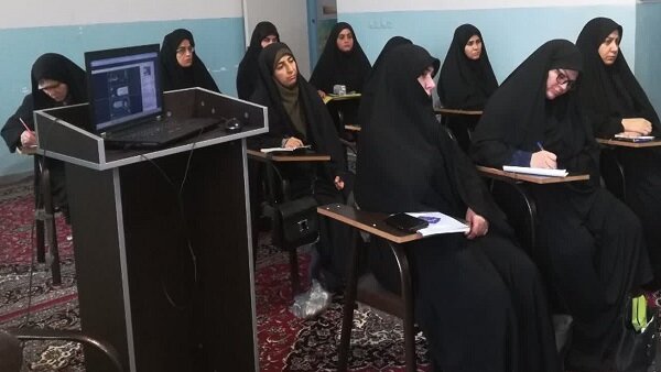 نشست تخصصی «نقش بانوان کُرد در اقتصاد خانواده و کارآفرینی» در قصرشیرین برگزار شد+عکس