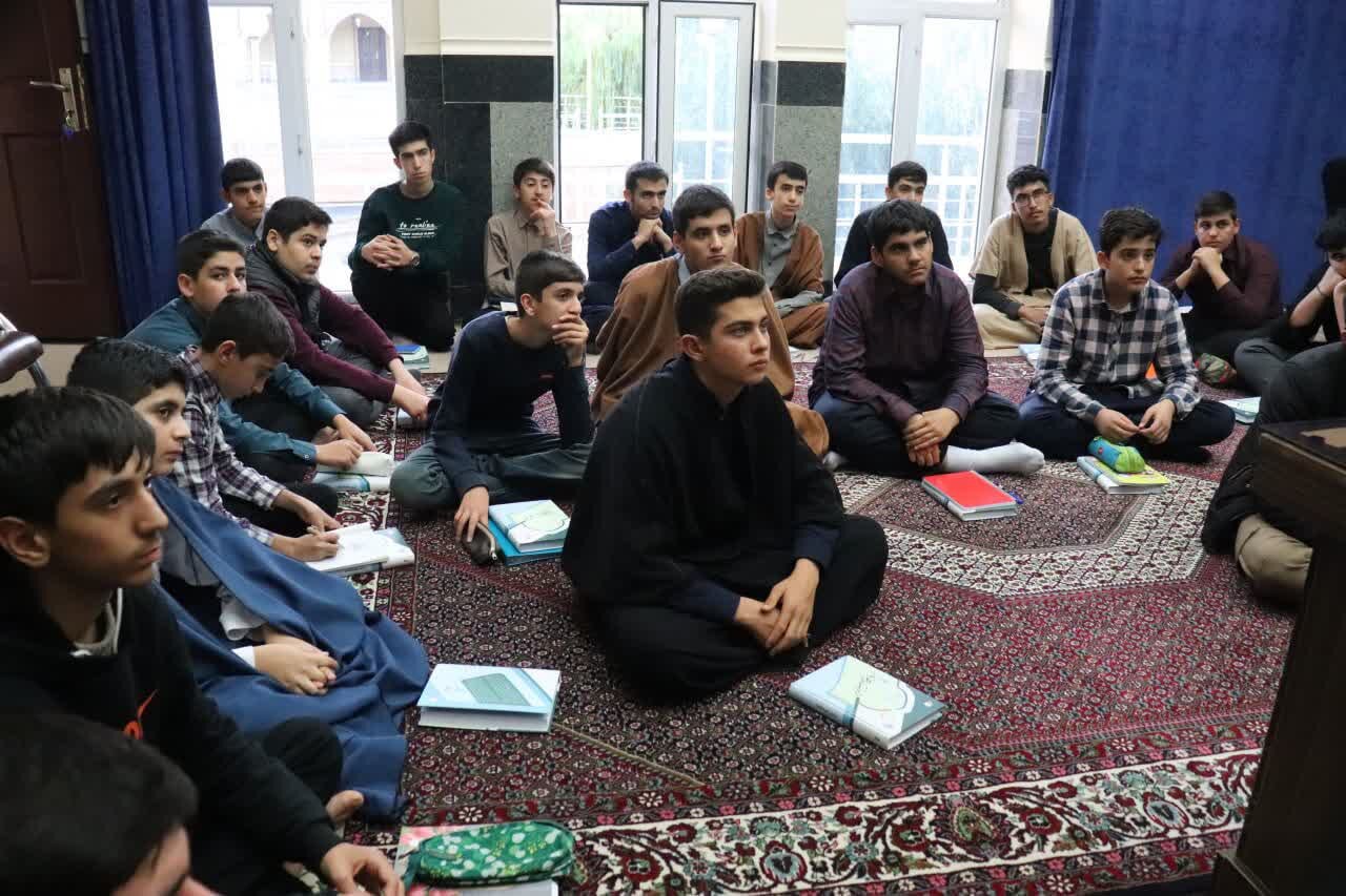 تصاویر/  نشست هفتگی طلاب پایه اول با مدیر مدرسه علمیه شهید امام خامنه ای ارومیه