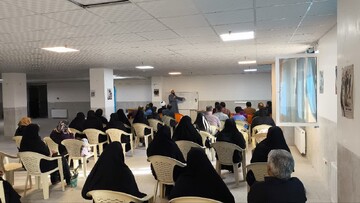 نشست تربیتی ویژه والدین طلاب در مدرسه علمیه تویسرکان برگزار شد