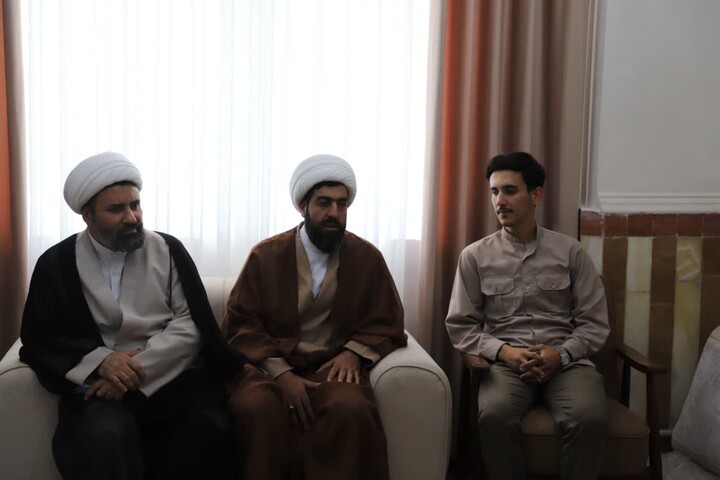 تصاویر/سرکشی و دیدار مدیر  حوزه علمیه کردستان از طلاب متأهل در حال تحصیل شهرستان قروه