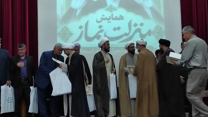 تصاویر / همایش منزلت نماز در شهرستان بویین زهرا برگزار شد
