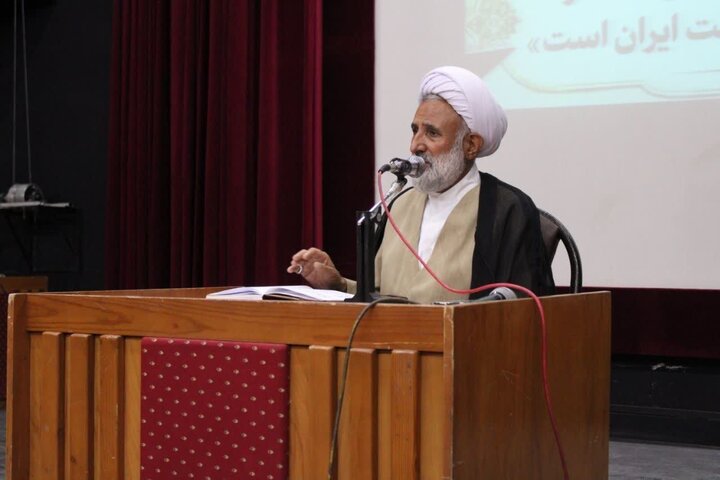 تصاویر / همایش منزلت نماز در شهرستان بویین زهرا برگزار شد