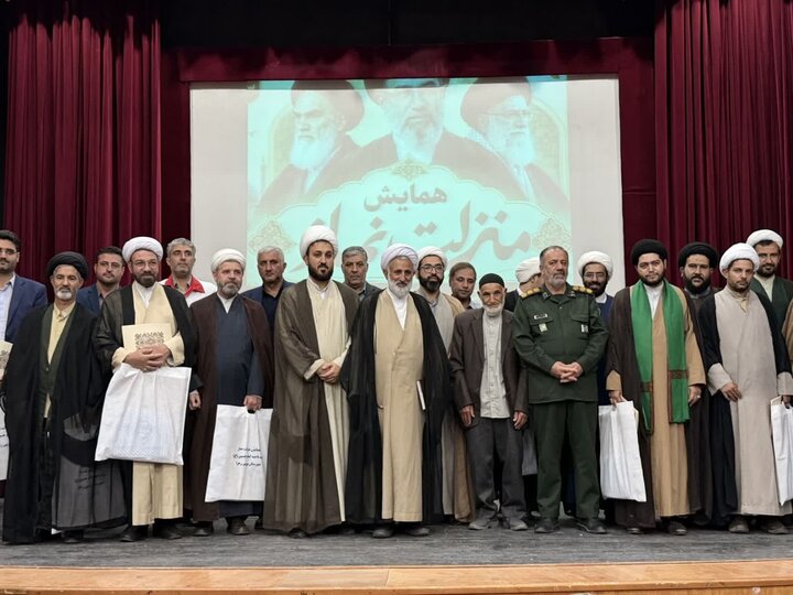 تصاویر / همایش منزلت نماز در شهرستان بویین زهرا برگزار شد