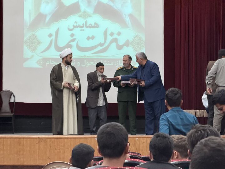 تصاویر / همایش منزلت نماز در شهرستان بویین زهرا برگزار شد