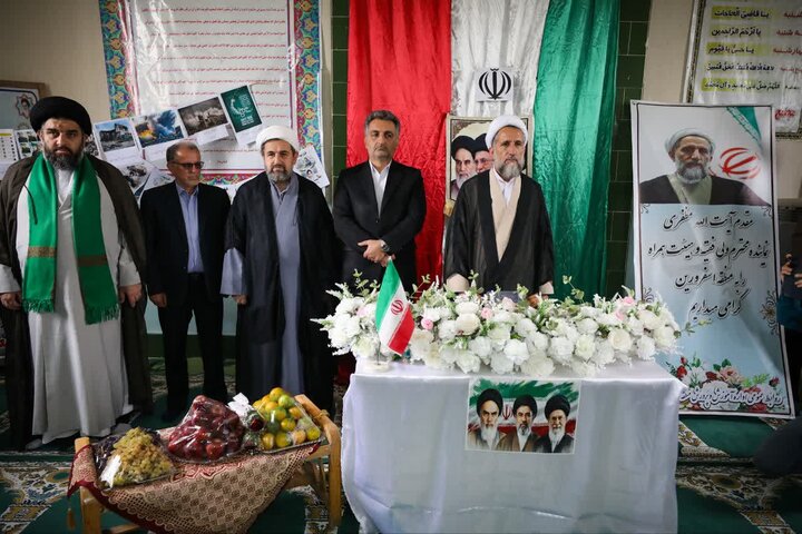 تصاویر / دیدار امام جمعه قزوین با فعالان فرهنگی ،مسئولین ودانش آموزان شهر اسفرورین