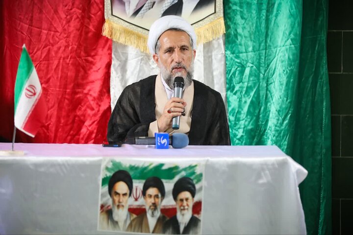 تصاویر / دیدار امام جمعه قزوین با فعالان فرهنگی ،مسئولین ودانش آموزان شهر اسفرورین