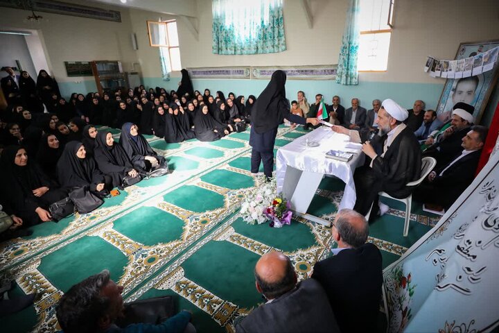 تصاویر / دیدار امام جمعه قزوین با فعالان فرهنگی ،مسئولین ودانش آموزان شهر اسفرورین