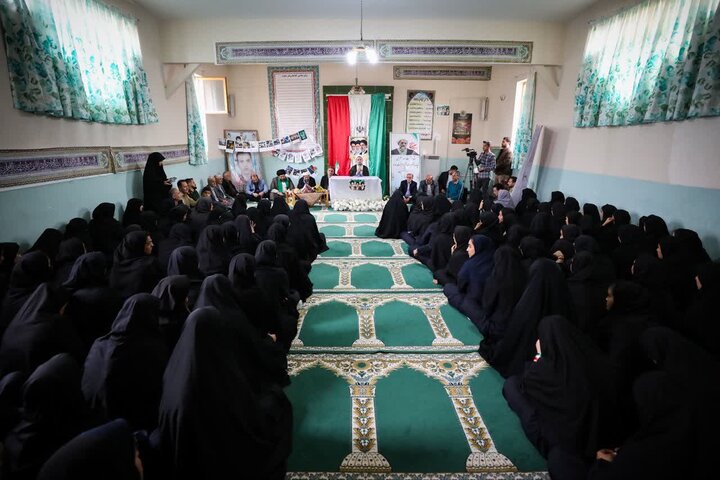 تصاویر / دیدار امام جمعه قزوین با فعالان فرهنگی ،مسئولین ودانش آموزان شهر اسفرورین