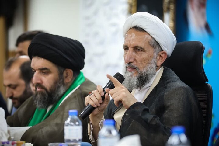 تصاویر / دیدار امام جمعه قزوین با فعالان فرهنگی ،مسئولین ودانش آموزان شهر اسفرورین