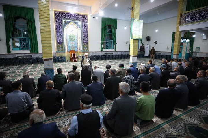 تصاویر / دیدار امام جمعه قزوین با فعالان فرهنگی ،مسئولین ودانش آموزان شهر اسفرورین