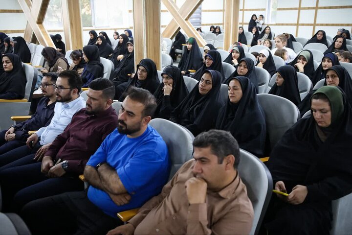 تصاویر / دیدار امام جمعه قزوین با فعالان فرهنگی ،مسئولین ودانش آموزان شهر اسفرورین