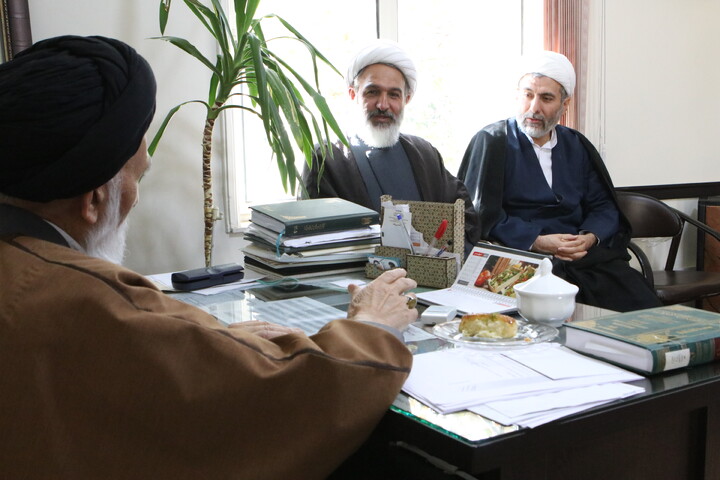 تصاویر/ دیدار حجت الاسلام والمسلین علی سعیدی دادستان ویژه روحانیت در همدان با آیت الله موسوی اصفهانی