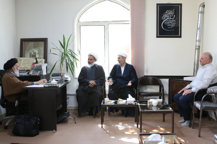 تصاویر/ دیدار حجت الاسلام والمسلین علی سعیدی دادستان ویژه روحانیت در همدان با آیت الله موسوی اصفهانی