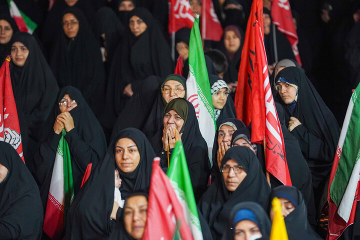 تصاویر/ وداع مردم قم در تجمعات شبانه میدان توحید با پیکر شهید عباس آقایی