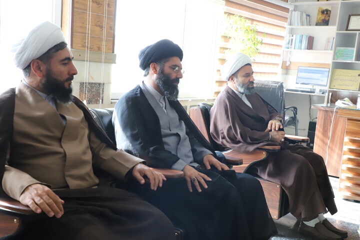 تصاویر / دیدار مدیر حوزه علمیه کردستان با فرمانده نیروی انتظامی استان به مناسبت گرامیداشت هفته نیروی انتظامی
