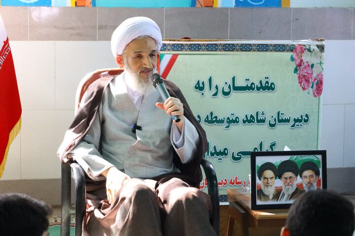 تصاویر/ حضور حجت الاسلام و المسلمین محمدی لائینی در دبیرستان شاهد پسران ساری