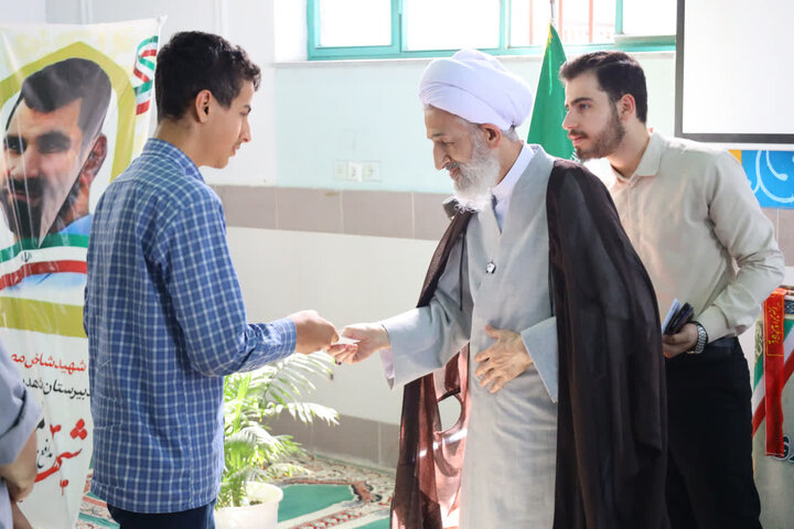 تصاویر/ حضور حجت الاسلام و المسلمین محمدی لائینی در دبیرستان شاهد پسران ساری
