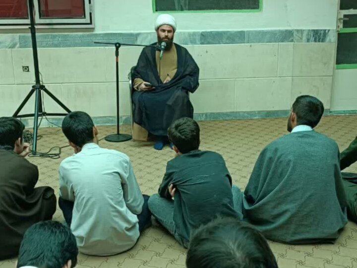 تصاویر/برگزاری درس اخلاق مدرسه علمیه دلفان