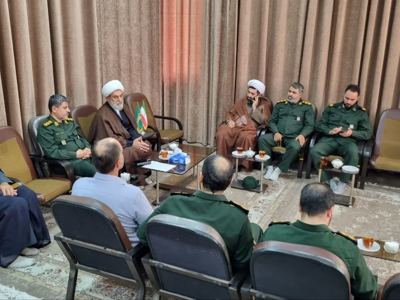 ایستادگی ملت ایران قدرتهای استکباری را به زانو درآورده است/حاشیه های سیاسی وجناحی جامعه را از اهداف مهم باز می دارد