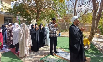 تصاویر/  اقامه نماز جماعت در دبیرستان دخترانه دوره اول آیین زهرا دماوند