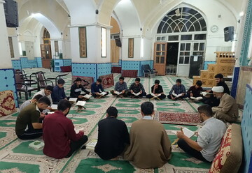تصاویر/ جلسه قرائت قرآن کریم طلاب مدرسه علمیه آیت‌الله مدنی کاشانی(ره)