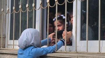 همبستگی دانش‌آموزان آذربایجانی با دانش آموزان دختر محجبه؛ نه به ممنوعیت حجاب در مدارس