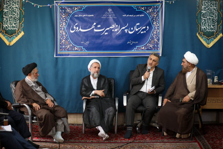 تصاویر/ نشست امام جمعه قزوین با دانش آموزان با معلمین ودانش آموزان  دبیر ستان پسرانه بصیرت مهدوی