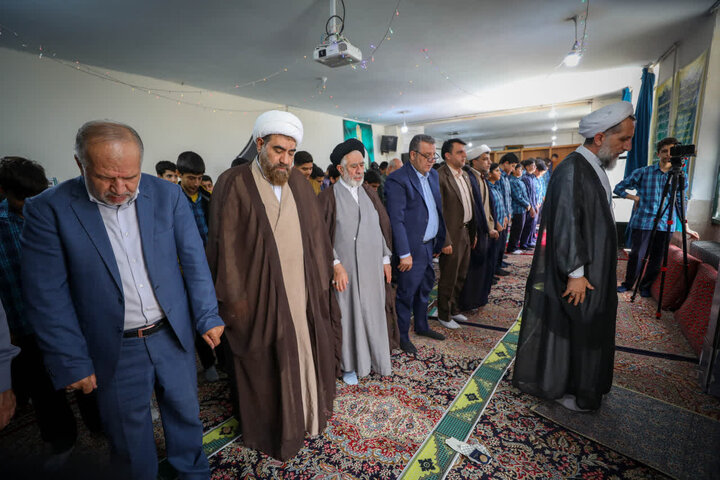 تصاویر/ نشست امام جمعه قزوین با دانش آموزان با معلمین ودانش آموزان  دبیر ستان پسرانه بصیرت مهدوی