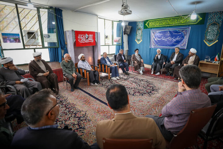 تصاویر/ نشست امام جمعه قزوین با دانش آموزان با معلمین ودانش آموزان  دبیر ستان پسرانه بصیرت مهدوی