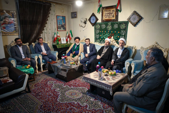 تصاویر/ دیدار نماینده ولی فقیه در استان وامام جمعه قزوین با خانواده شهدای والا مقام هشت سال دفاع مقدس