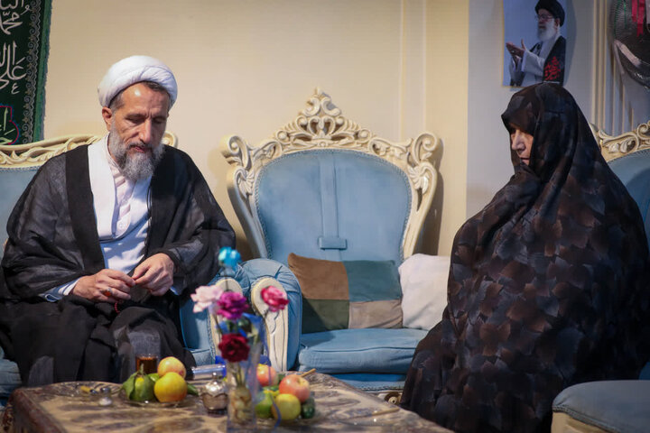 تصاویر/ دیدار نماینده ولی فقیه در استان وامام جمعه قزوین با خانواده شهدای والا مقام هشت سال دفاع مقدس