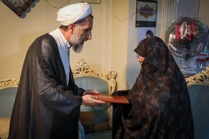 تصاویر/ دیدار نماینده ولی فقیه در استان وامام جمعه قزوین با خانواده شهدای والا مقام هشت سال دفاع مقدس