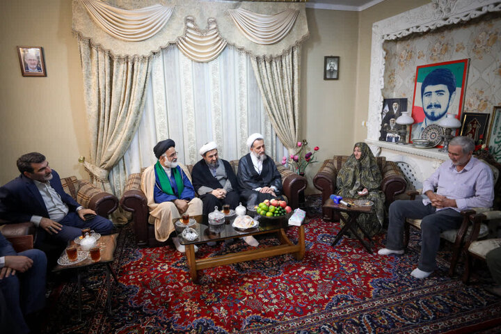 تصاویر/ دیدار نماینده ولی فقیه در استان وامام جمعه قزوین با خانواده شهدای والا مقام هشت سال دفاع مقدس