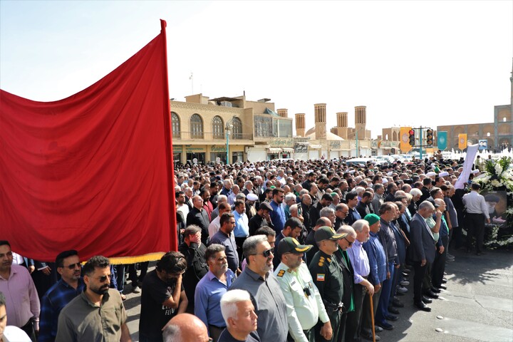 تصاویر/ پیکر آیت‌الله سید علیرضا حیدری به دست مردم یزد تشییع شد