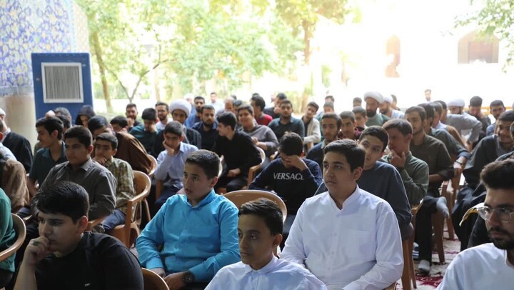 تصاویر| برگزاری نشست پژوهشی در مدرسه علمیه امام صادق (ع)