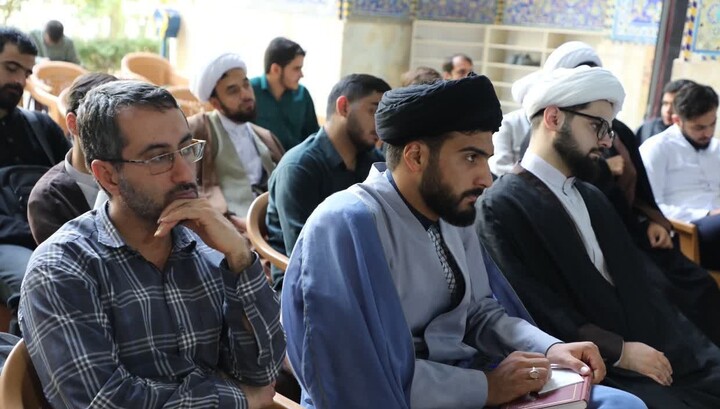 تصاویر| برگزاری نشست پژوهشی در مدرسه علمیه امام صادق (ع)