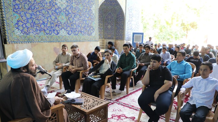 تصاویر| برگزاری نشست پژوهشی در مدرسه علمیه امام صادق (ع)