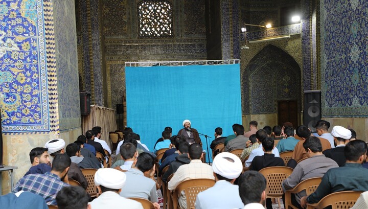 تصاویر| برگزاری نشست پژوهشی در مدرسه علمیه امام صادق (ع)