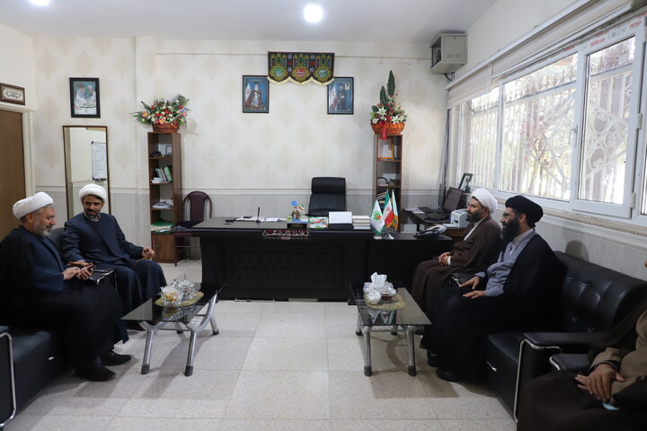 تصاویر/دیدار مدیر و جمعی از معاونین حوزه علمیه کردستان با رئیس عقیدتی سیاسی انتظامی کردستان