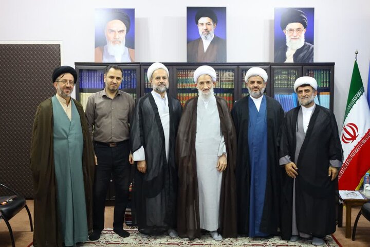 تصاویر/ دیدار مدیرکل و معاونین مرکز خدمات حوزه های علمیه مازندران با نماینده ولی‌فقیه در استان